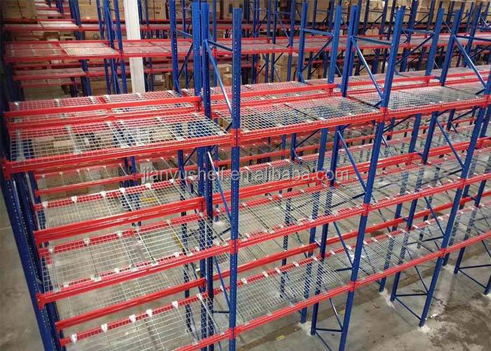 Heavy duty racking with wire decking